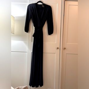 Taylor pantsuit in navy blue long sleeve with wide belt attached wide leg size 6